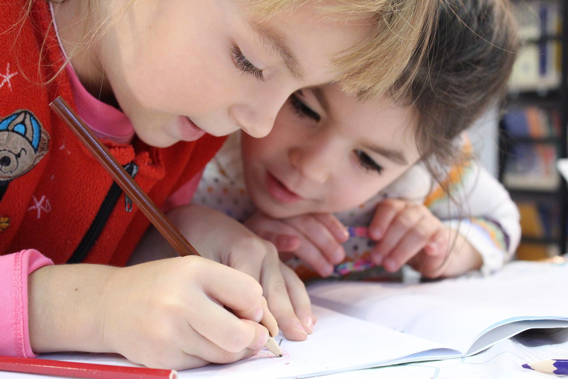 Accompagner l’enfant dans ses devoirs: stop aux crises !