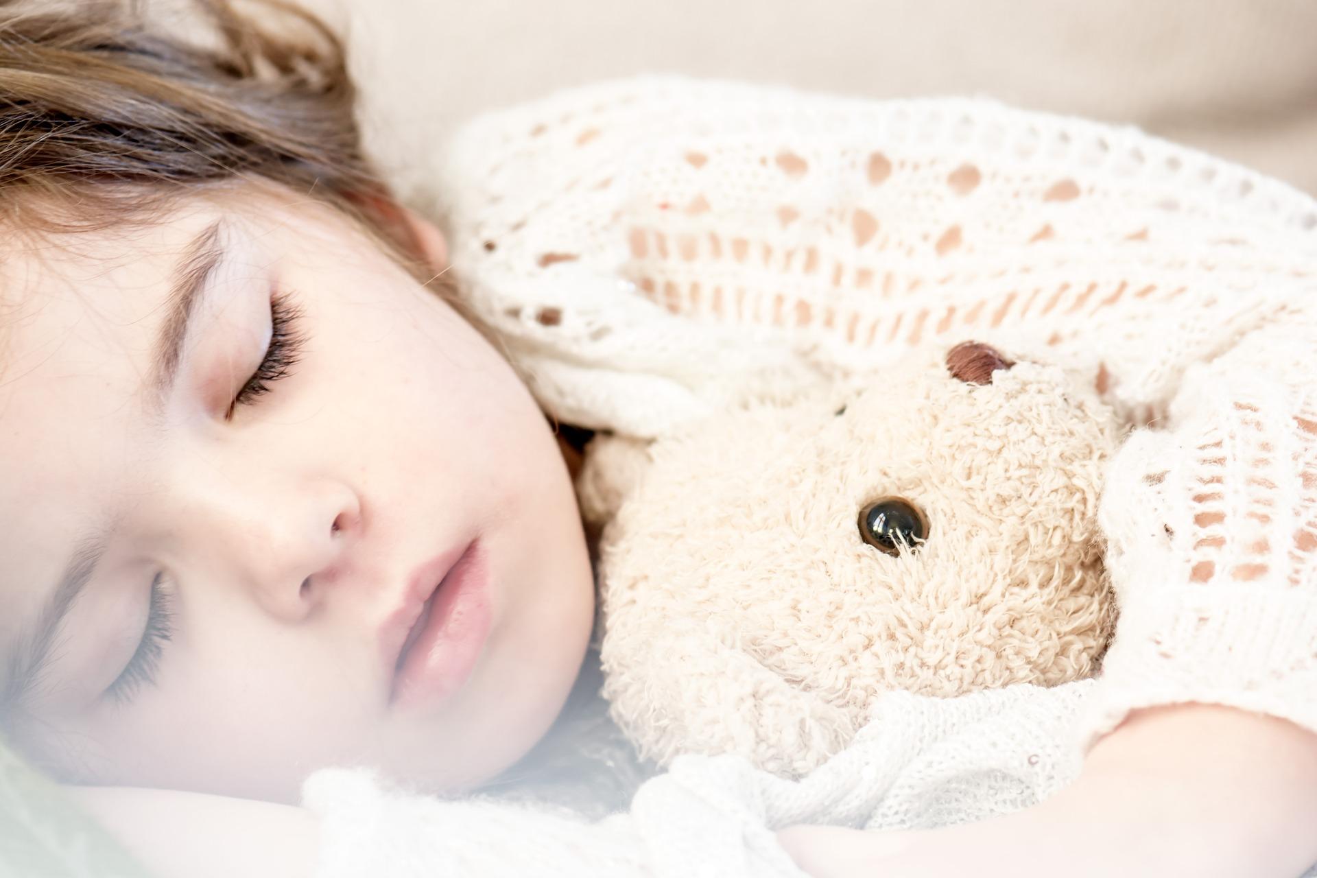 Mon enfant fait encore pipi au lit, dois-je m'inquiéter ?